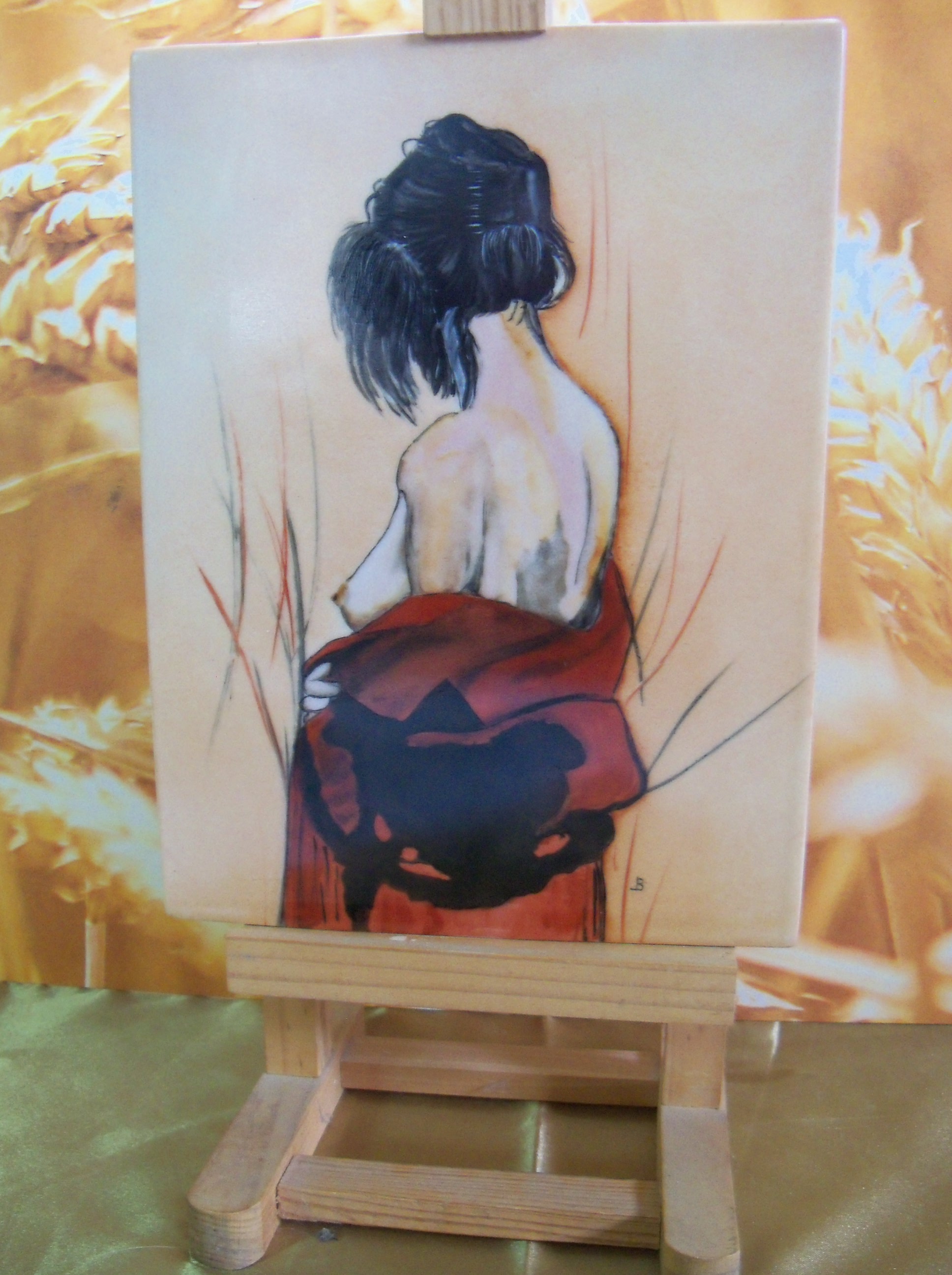 Femme brune au dos nu. Sur porcelaine entièrement peint à la main