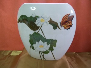 Nénuphars et papillon sur vase en porcelaine 260 x 235