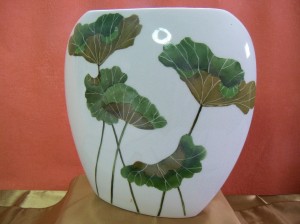 Nénuphars et papillon sur vase en porcelaine 260 x 235