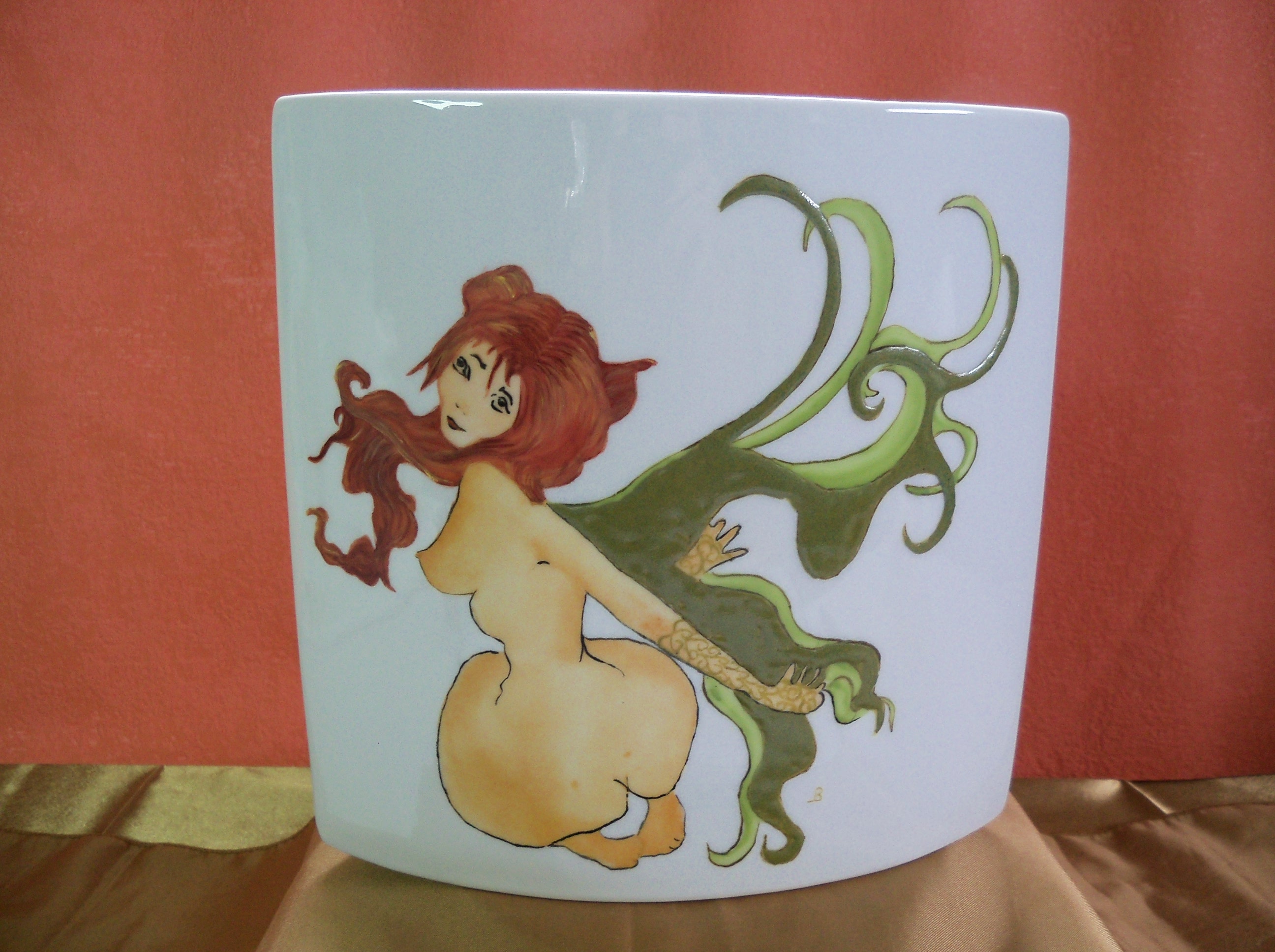 Petite Sirène avec incrustation sur un vase en porcelaine 200 x 200