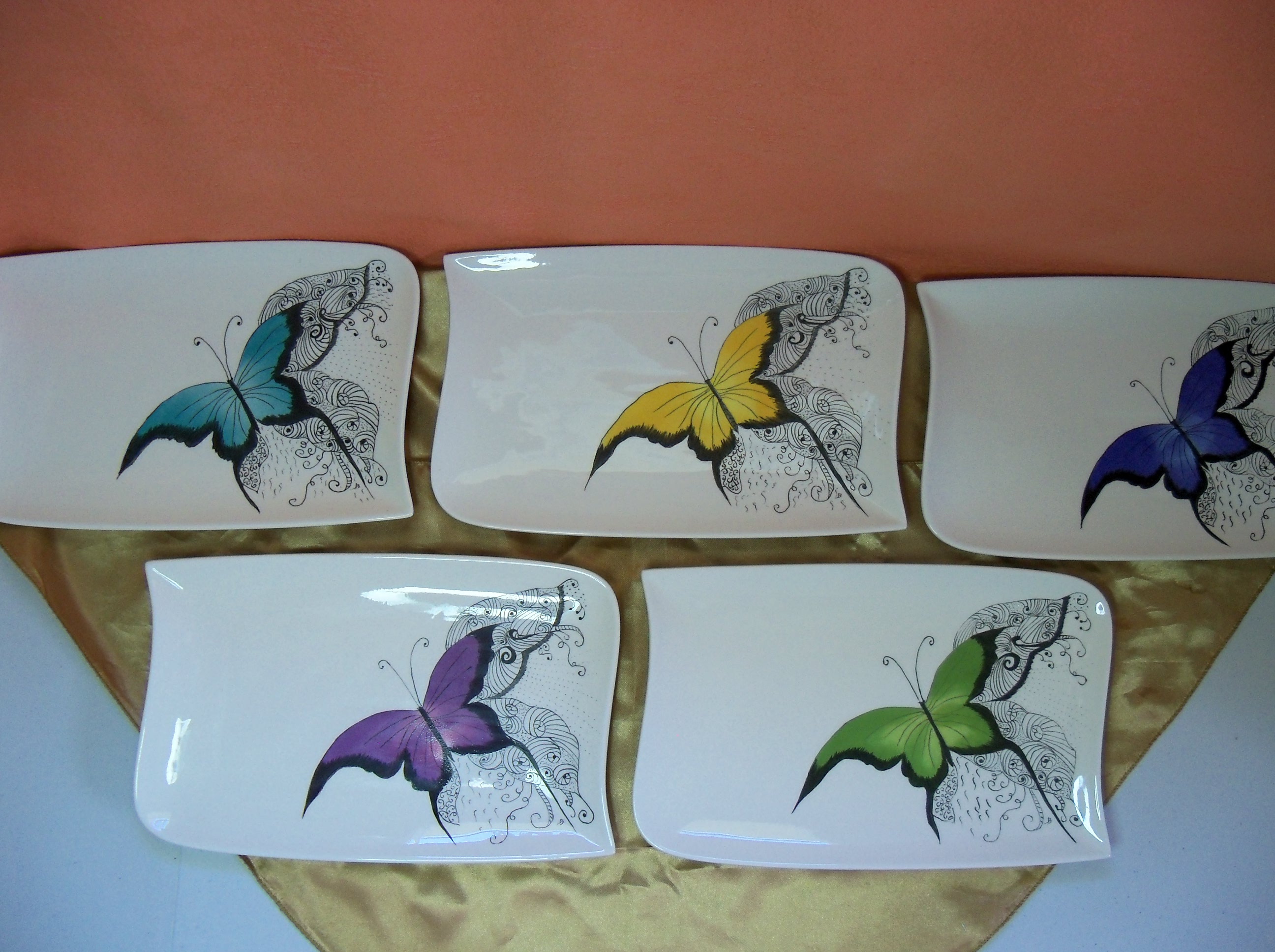 Assiettes avec papillons de différentes couleurs .285 x 180