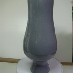 Vase émaillé gris sur faïence blanche. H 28 x 12 cms