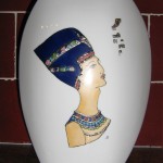 Vase en porcelaine. Décor égyptien