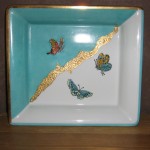 Vide poche en porcelaine peint entièrement à la main. 3 papillons avec incrustation d'or