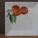 Assiette en porcelaine avec motifs abricots peinte entièrement à la main - très beau travail