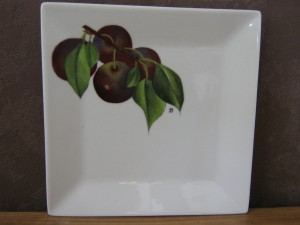 Assiette porcelaine carrée avec motif prunes noires - motif peint entièrement à la main