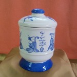 Pot à Tabac avec couvercle . Décor chinoiseries bleu cobalt. 160 x 100
