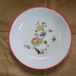 Chinoiserie dans une assiette creuse. Diamètre 245. Liseré rouge brique