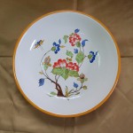 Chinoiserie dans une assiette creuse. Diamètre 245. Liseré jaune tournesol