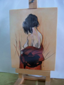 Femme brune au dos nu. Sur porcelaine entièrement peint à la main