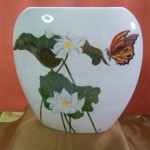 Nénuphars et papillon sur vase en porcelaine 260 x 235