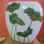 Nénuphars et papillon sur vase en porcelaine 260 x 235