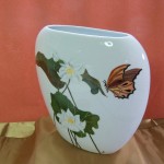 Nénuphars et papillon sur vase en porcelaine 260 x 235