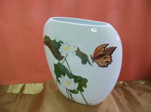 Nénuphars et papillon sur vase en porcelaine 260 x 235