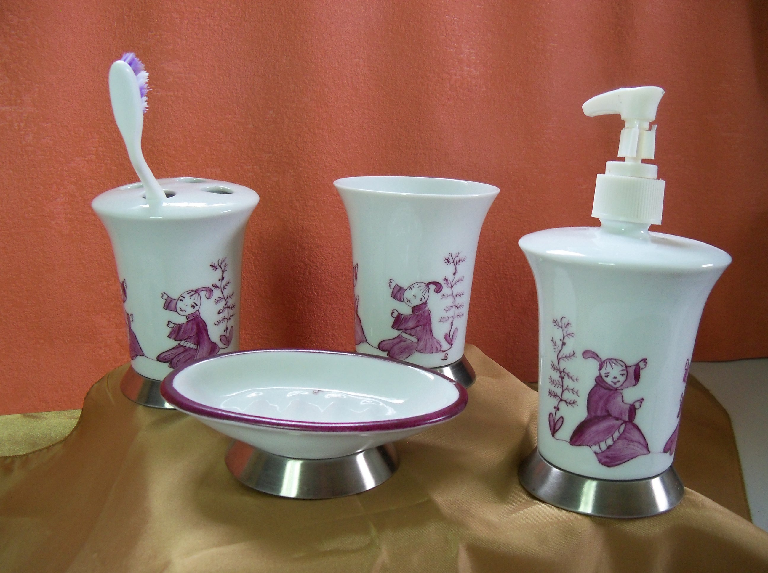 Set de salle de bain. Décor pourpre "Chinoiseries" 4 piéces