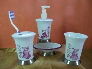 Set de salle de bain. Décor pourpre "Chinoiseries" 4 piéces