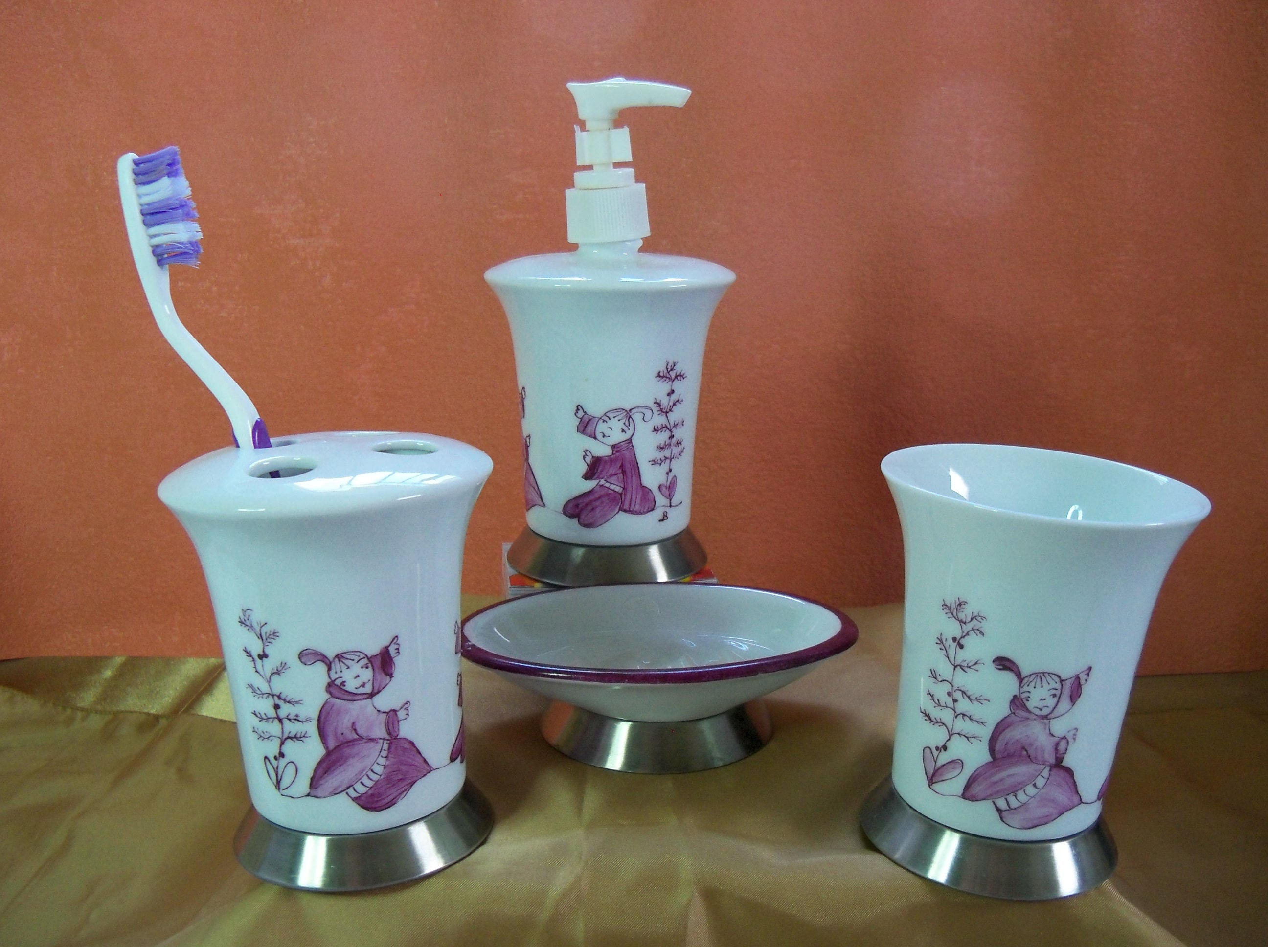 Set de salle de bain. Décor pourpre "Chinoiseries" 4 piéces