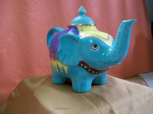 Théière éléphant turquoise et dorée à l'or fin . 230 x 160