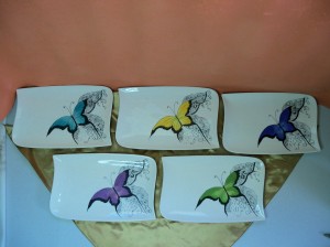Assiettes avec papillons de différentes couleurs .285 x 180