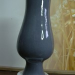 Vase émaillé gris sur faïence blanche. H 28 x 12 cms