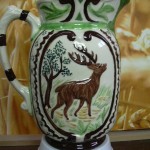 Broc barbotine décor forêt. fond naturel. hauteur 20,5 cms