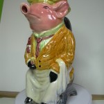 Pichet en barbotine. Décor Cochon Maitre d'hotel.Origine Onnaing. 26 cms