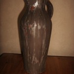 Carafe à Whisky.Faïence noire mate avec décors émaux. 28.5 de hauteur sur 12.5 de diamètre