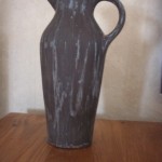 Carafe à Whisky.Faïence noire mate avec décors émaux. 28.5 de hauteur sur 12.5 de diamètre