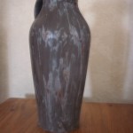 Carafe à Whisky.Faïence noire mate avec décors émaux. 28.5 de hauteur sur 12.5 de diamètre