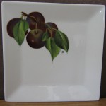 Assiette porcelaine carrée avec motif prunes noires - motif peint entièrement à la main
